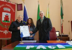 RAVISCANINA. ll Sindaco Anastasio Napoletano riceve il titolo di Socio Onorario del Movimento per la Pace: primo cittadino sempre presente alle attivita del sodalizio.
