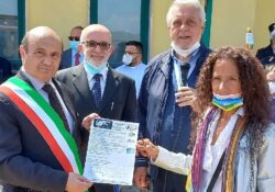 RIARDO. La Fiaccola della Pace sigla il Patto di Pace con l’I.C “Falcone -Borsellino”: don Vittorio Marra benedice l’ Albero della Pace.