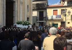 ALIFE. I funerali di Emanuele Ceneri: folla commossa, molti giovani in lacrime in Chiesa, attestati di condoglianze alla famiglia.