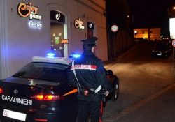 Caserta / Provincia. Bisca clandestina in pieno centro, irruzione dei carabinieri: 19 denunciati e oltre 45mila euro sequestrati.