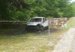 Cautano. Ritrovato cadavere carbonizzato in un’auto nel bosco di Cepino, è mistero: indagano i carabinieri.