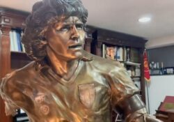 Napoli si mobilita per ricordare Maradona: tre statue per il grande campione argentino. FOTO e VIDEO.