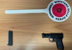 Caserta / Provincia. Pistola illegale nel comodino della camera da letto: arrestato dai carabinieri un 18enne.