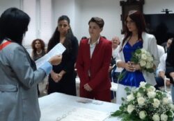 Caserta / Provincia. Chiara ed Erika hanno detto si: amici e parenti alla cerimonia in Municipio.