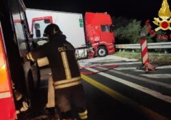 Capua. Incidente stradale lungo l’Autostrada A1, autotreno che trasporta medicinali impatta varie vetture: sul posto i vigili del fuoco.