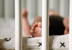 Donne e violenza, neonato muore nel letto e la mamma viene accusata di omicidio: un anno prima aveva perso un altro figlio nello stesso modo.