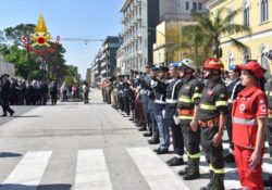 Caserta / Provincia. La solenne cerimonia commemorativa della festa della Repubblica: picchetto d’onore dei Vigili del fuoco.