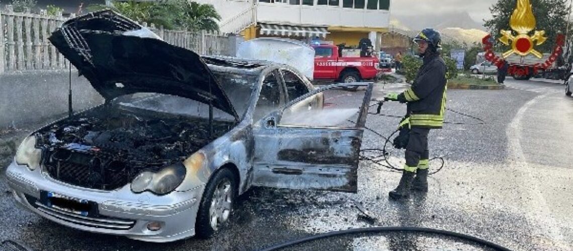 Isernia / Provincia. Si incendia una vettura alimentata a gasolio: intervengono i Vigili del Fuoco con un’autopompa Serbatoio (APS) e un mezzo fuoristrada.