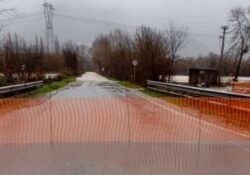 RAVISCANINA / PIETRAVAIRANO. Esonda il fiume Volturno, la Strada Provinciale 10 in località “Quattroventi” chiusa al traffico.