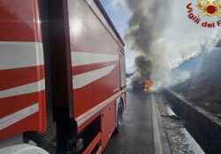 Rionero Sannitico. Incendio auto sulla S.S. 652, illesi gli occupanti: sul posto i Vigili del Fuoco.