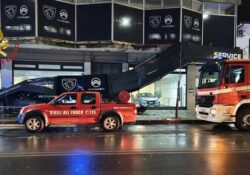 Caserta / Provincia. Cede grossa insegna pubblicitaria all’esterno di un concessionario auto: intervengono i Vigili del Fuoco.