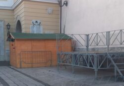 San Lupo. Si è perso il rispetto per i caduti in guerra: una casetta in legno ed un palchetto utilizzati per eventi natalizi e ivi lasciati a deposito.