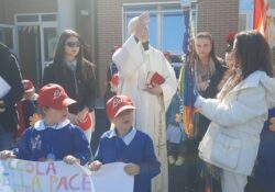 PRATELLA / ALIFE. La Fiaccola della Pace pianta l’Albero della Pace e lo dedica al parroco Don Geppino Ferrazzano nel 20° anniversario.