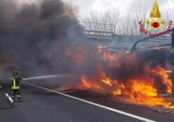 CAIANELLO / TEANO. Si incendia un autoarticolato lungo l’Autostrada A1, intervengono i Vigili del Fioco: 5 autobotti e schiuma antincendio per domare le fiamme.