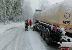 Agnone. Autocisterna trasporta liquidi infiammabili rimane bloccata dalla neve: intervengono i Vigili del Fuoco.