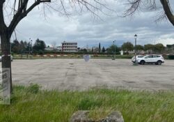 ALIFE. Salta la fiera pasquale: parcheggio di Porta Piedimonte vietato inutilmente e… pali della pubblica illuminazione (con vernice antichizzata) imbrattati da inutili cartelli. Tutte le FOTO.