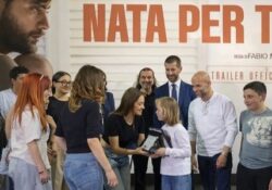 CONCA DELLA CAMPANIA / TEANO. Al Conca Film Festival la piccola Alba Trapanese che consegna il premio “Sguardi futuri” ai ragazzi dell’Istituto “Foscolo”.