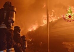 Caserta / Provincia. Principio di incendio al supermercato di un centro commerciale, a fuoco i pannelli fotovoltaici posizionati sul tetto: sul posto i Vigili del Fuoco.
