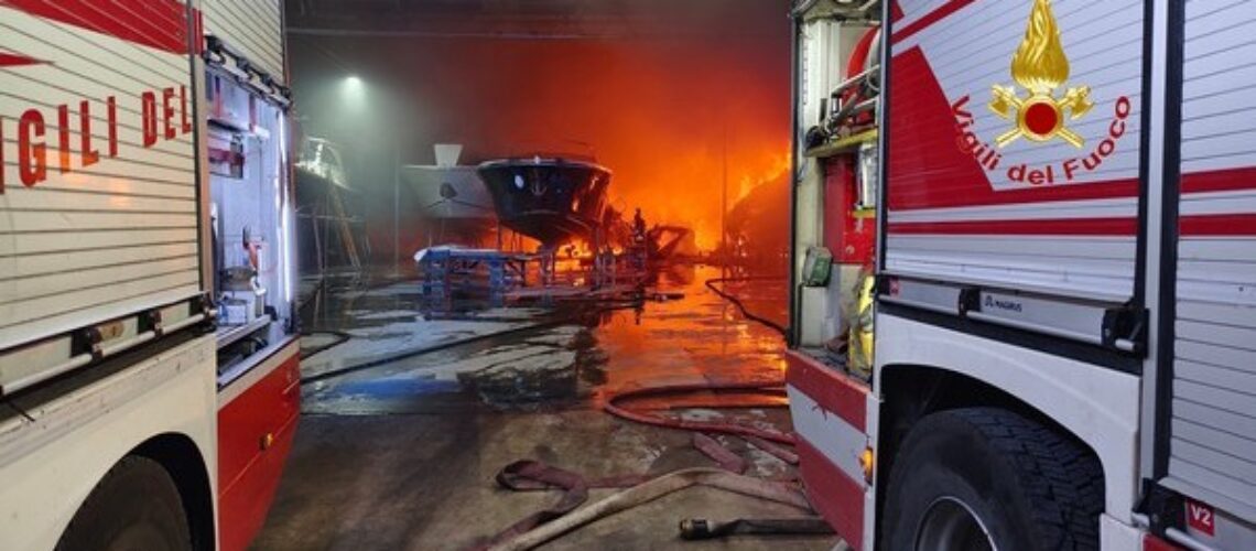 Sassinoro / Vitulano. Nuovo rogo nell’ex impianto di  compostaggio: l’area era già stata colpita da incendio.