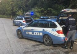 Faicchio / Puglianello. Faceva un video mentre guidava un mezzo pesante e senza cintura di sicurezza: la Polizia ferma autista noto sui social.