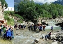 Cusano Mutri. La processione della Madonna del Rosario: il passaggio nel fiume, simbolo di purificazione e fertilità della natura per un buon raccolto.