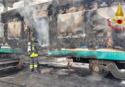 Caserta / Provincia. Incendio di un vagone ferroviario: intervento dei Vigili del Fuoco per lo spegnimento delle fiamme.