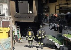 Caserta / Provincia. Fumo fuoriesce da un deposito al piano seminterrato di un edificio: intervengono i Vigili del Fuoco.